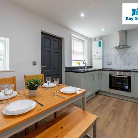 Five Bedroom Spacious Modern House By Keysleeps Short Lets Workington Lake District Beach エクステリア 写真